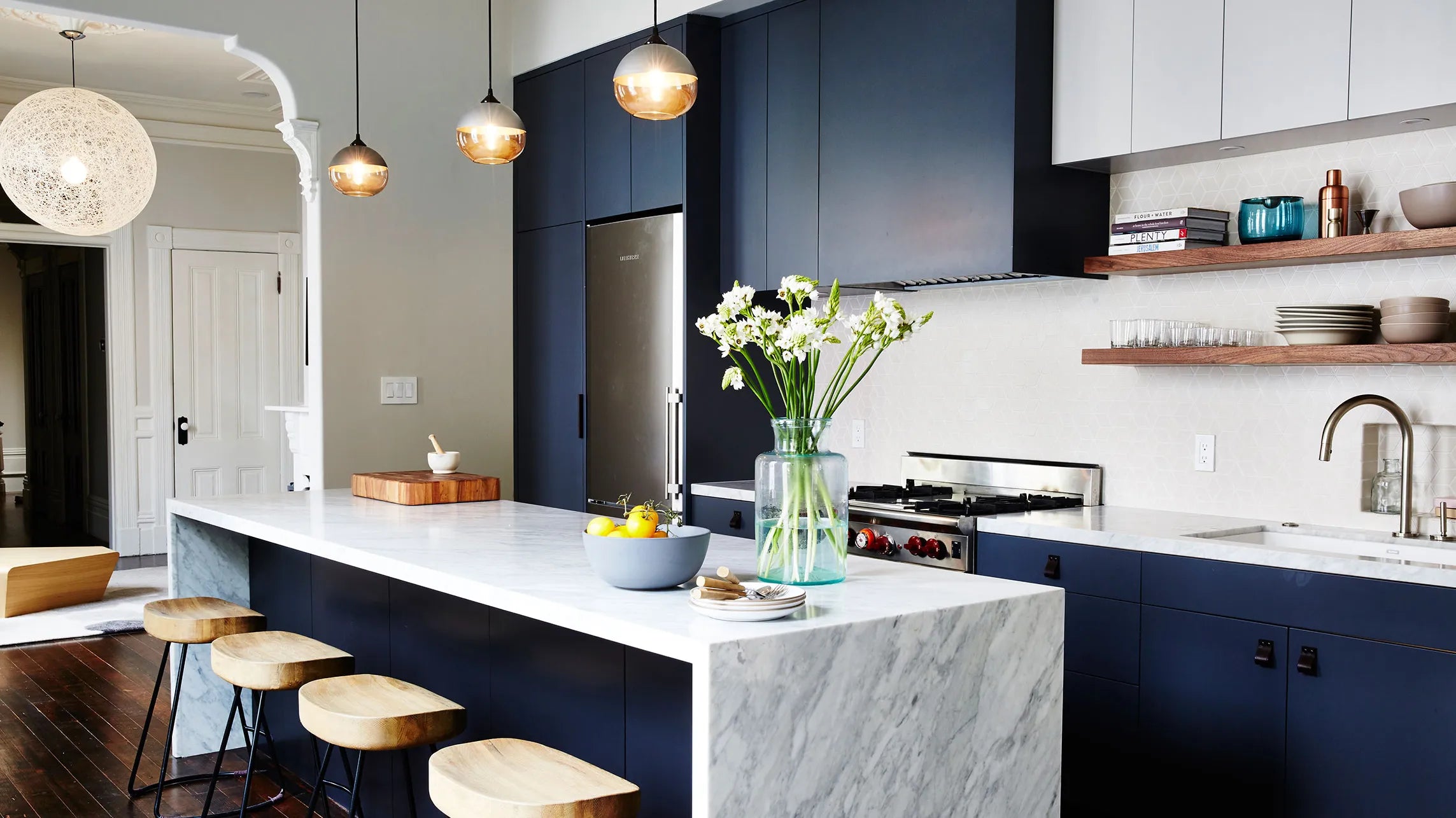 Navy and White Kitchen: The Perfect Contrast