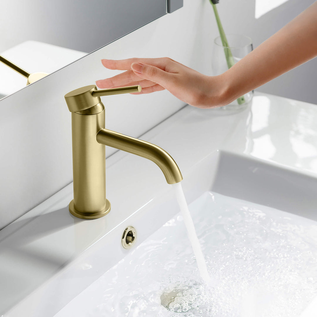 Halo Single-Handle Single-Hole Bathroom Faucet with Pop-Up Drain