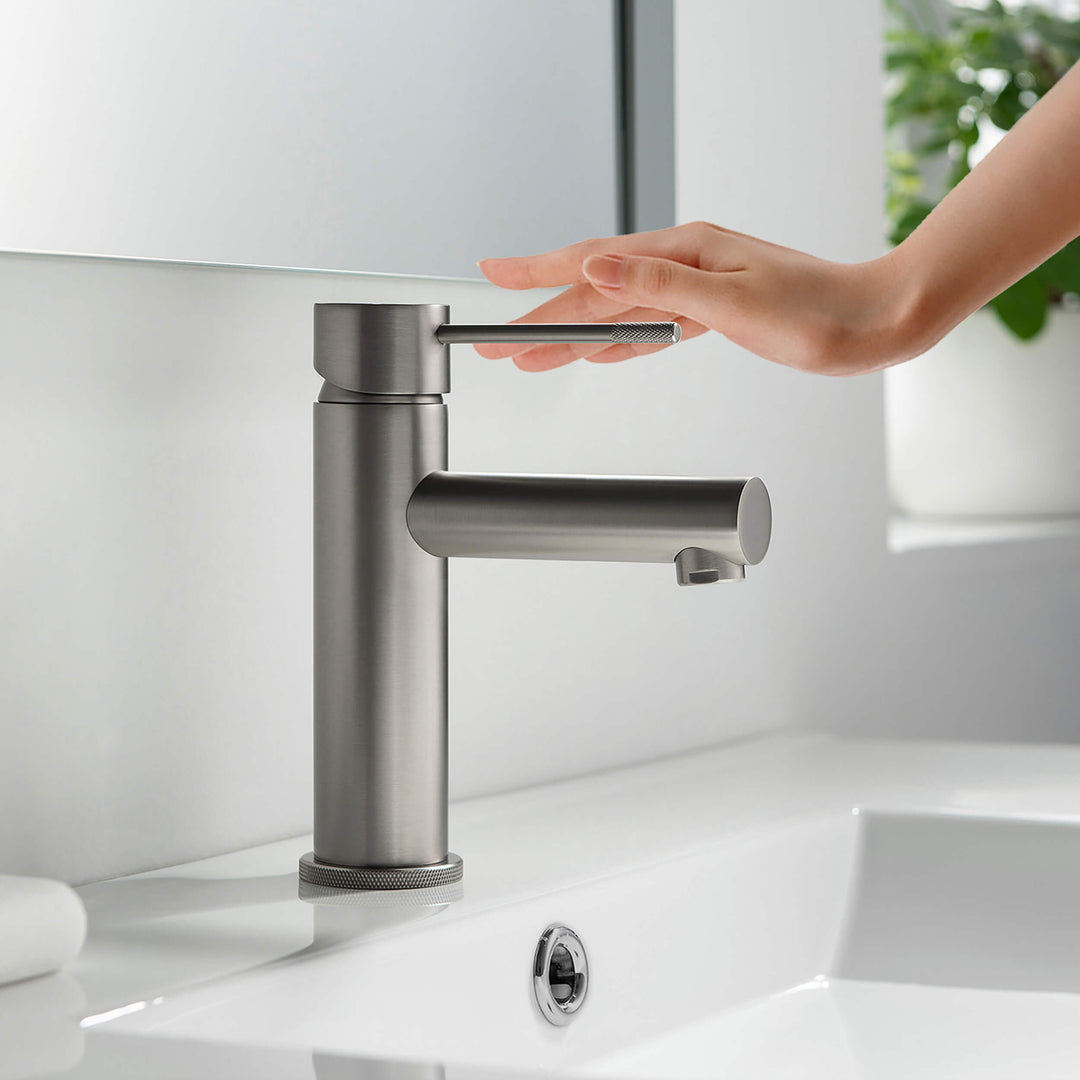 Verona Single-Handle Single-Hole Bathroom Faucet with Pop-Up Drain