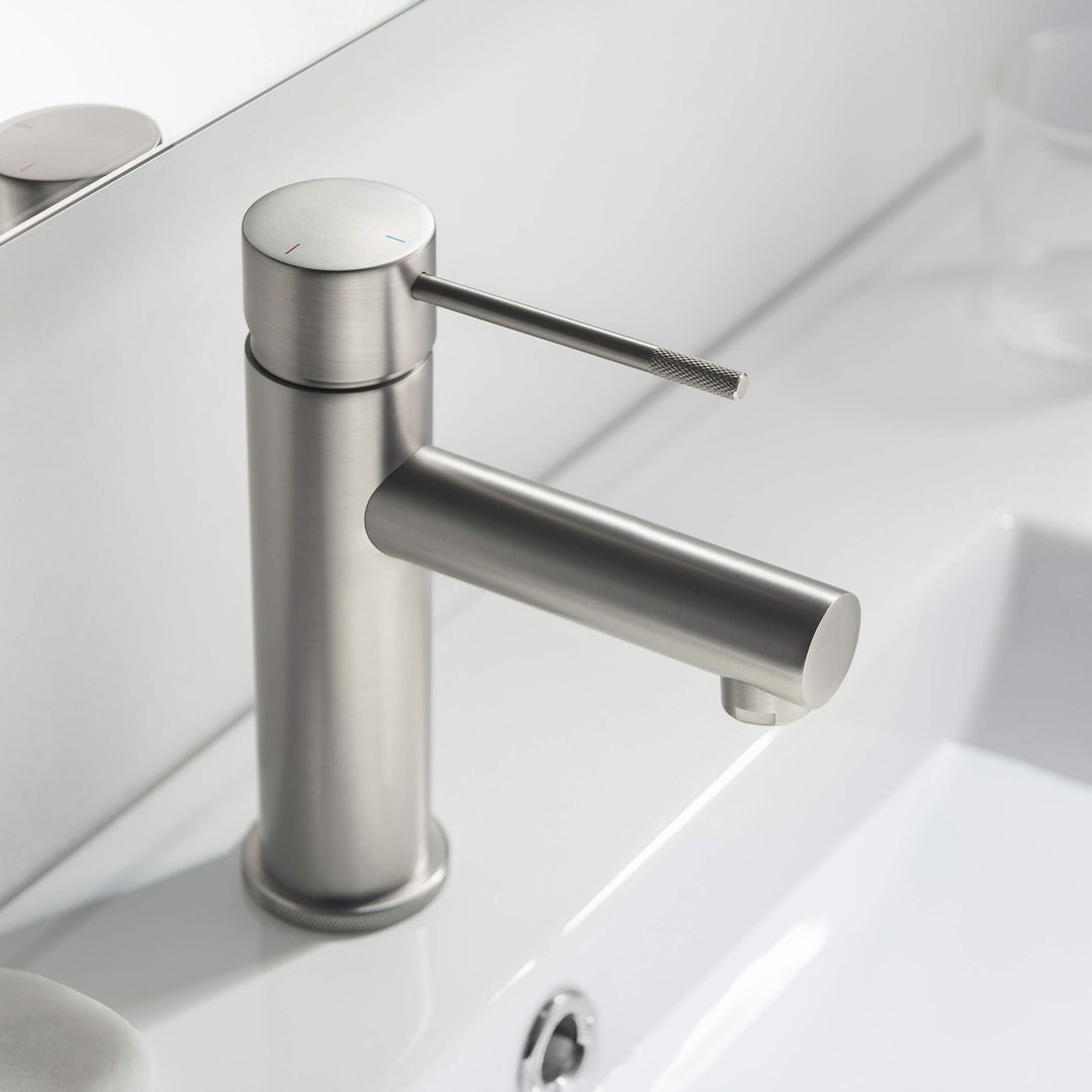 Verona Single-Handle Single-Hole Bathroom Faucet with Pop-Up Drain