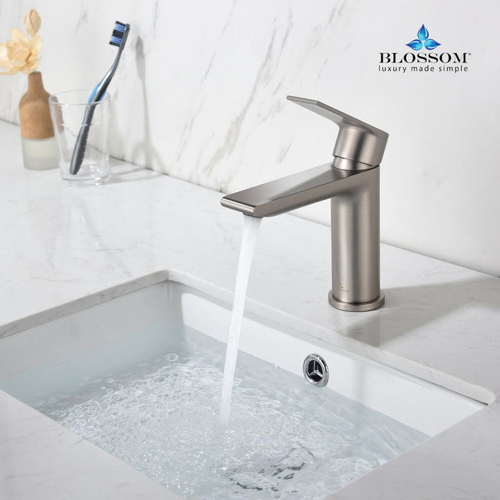 Single-Handle Single-Hole Bathroom Faucet in 102