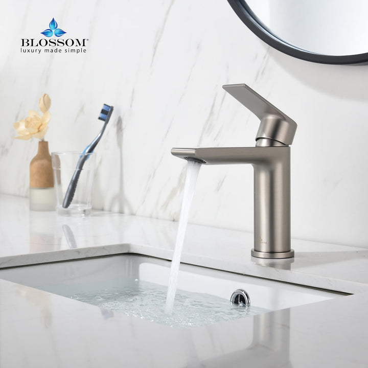 Single-Handle Single-Hole Bathroom Faucet in 102