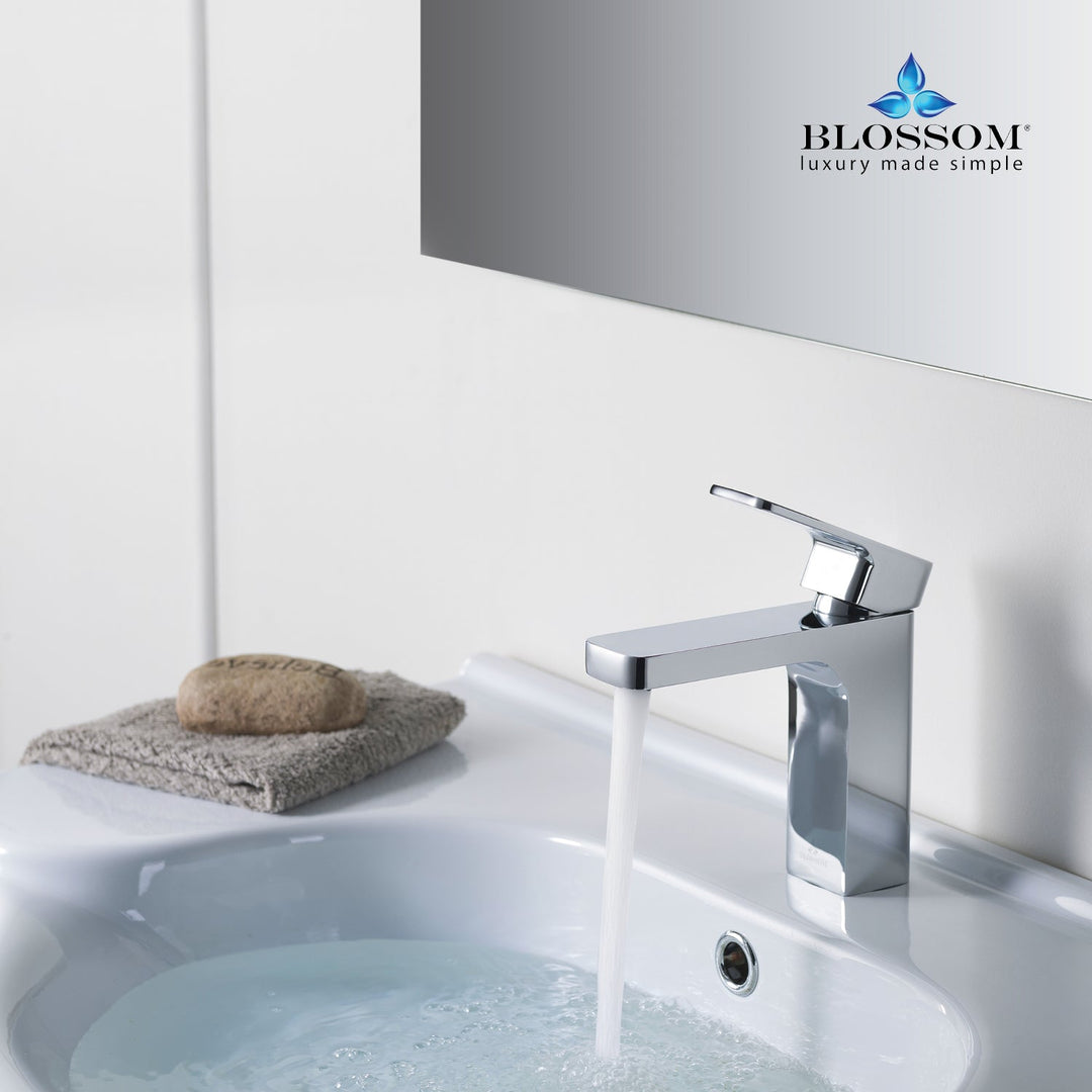 Single-Handle Single-Hole Bathroom Faucet in 118