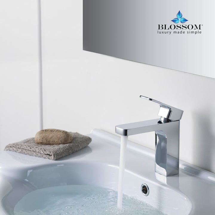 Single-Handle Single-Hole Bathroom Faucet in 118