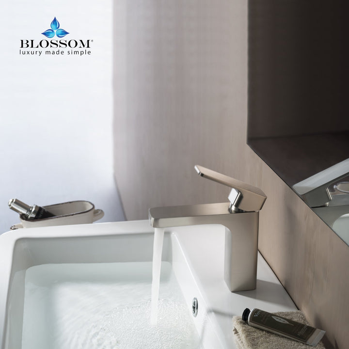 Single-Handle Single-Hole Bathroom Faucet in 118
