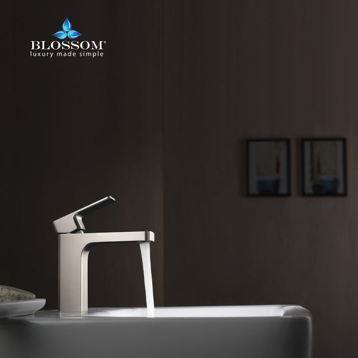 Single-Handle Single-Hole Bathroom Faucet in 118