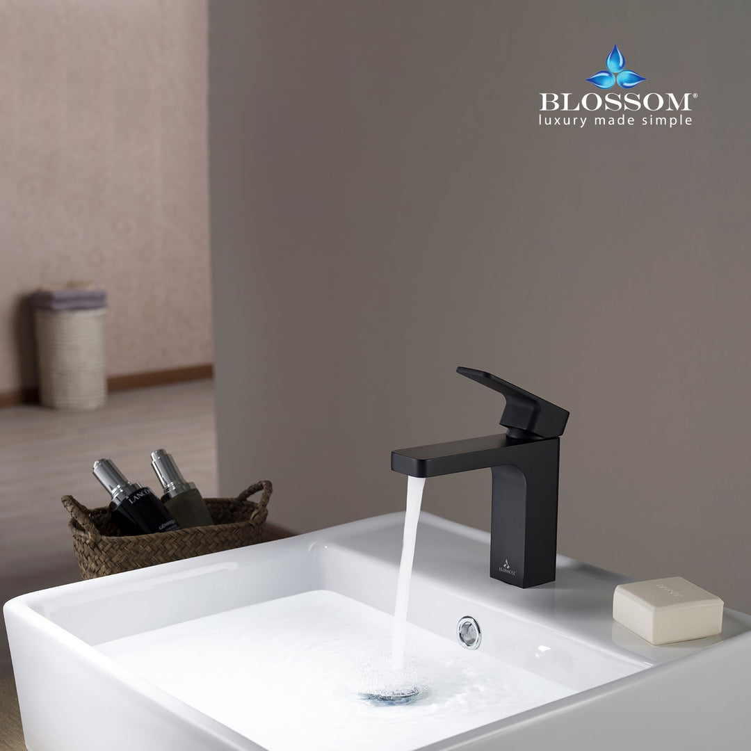 Single-Handle Single-Hole Bathroom Faucet in 118