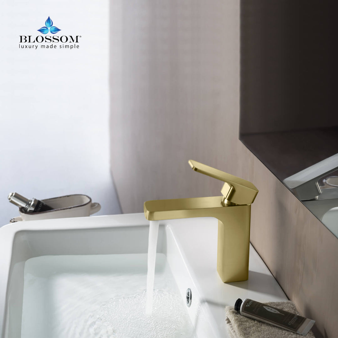 Single-Handle Single-Hole Bathroom Faucet in 118