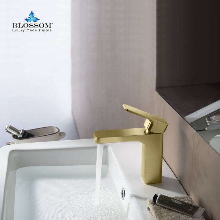 Single-Handle Single-Hole Bathroom Faucet in 118