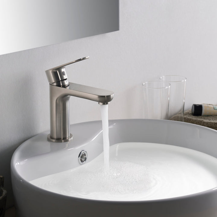 Single-Handle Single-Hole Bathroom Faucet in 119