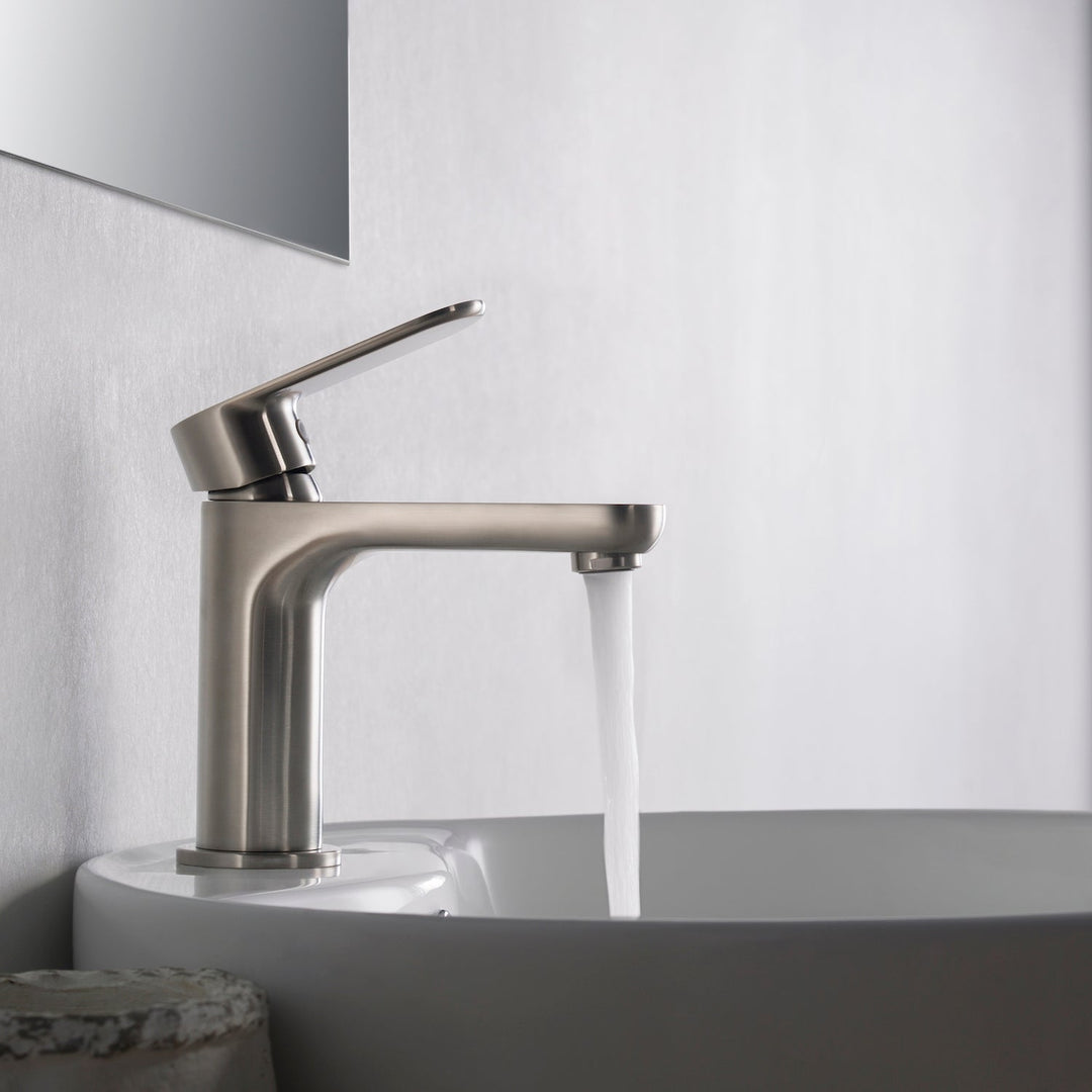 Single-Handle Single-Hole Bathroom Faucet in 119