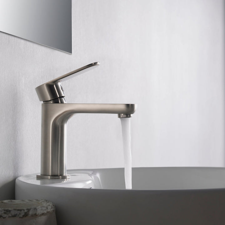 Single-Handle Single-Hole Bathroom Faucet in 119