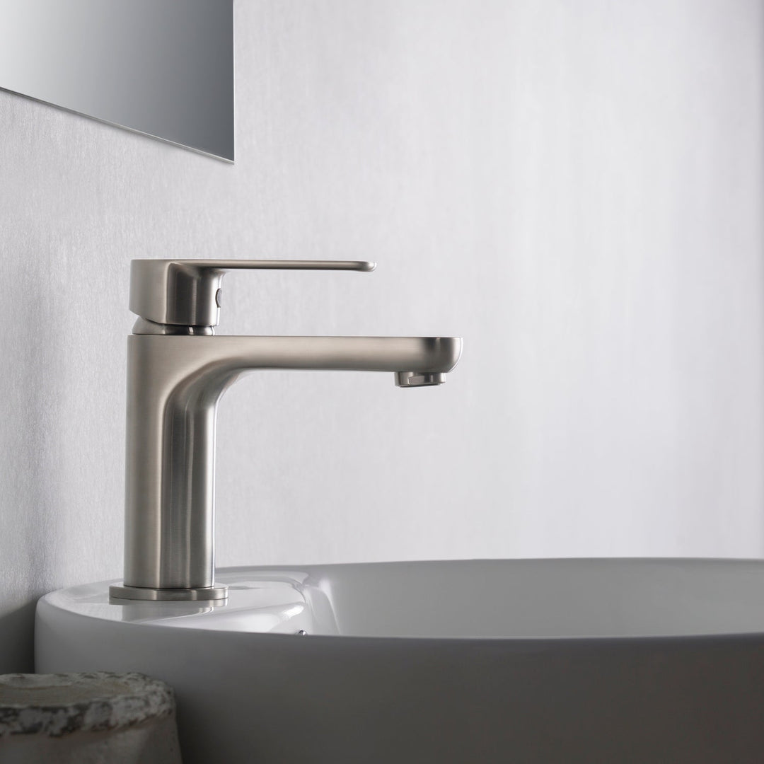 Single-Handle Single-Hole Bathroom Faucet in 119