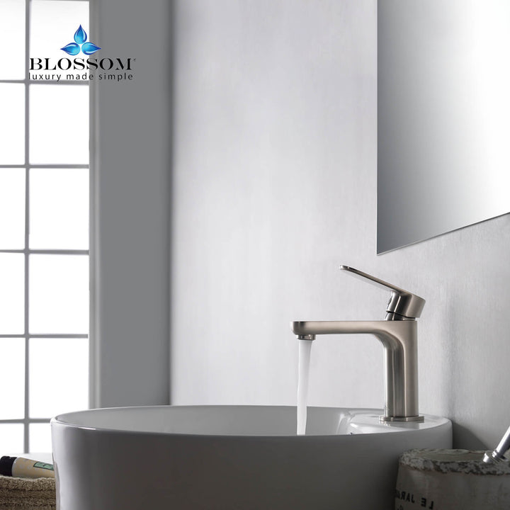 Single-Handle Single-Hole Bathroom Faucet in 119