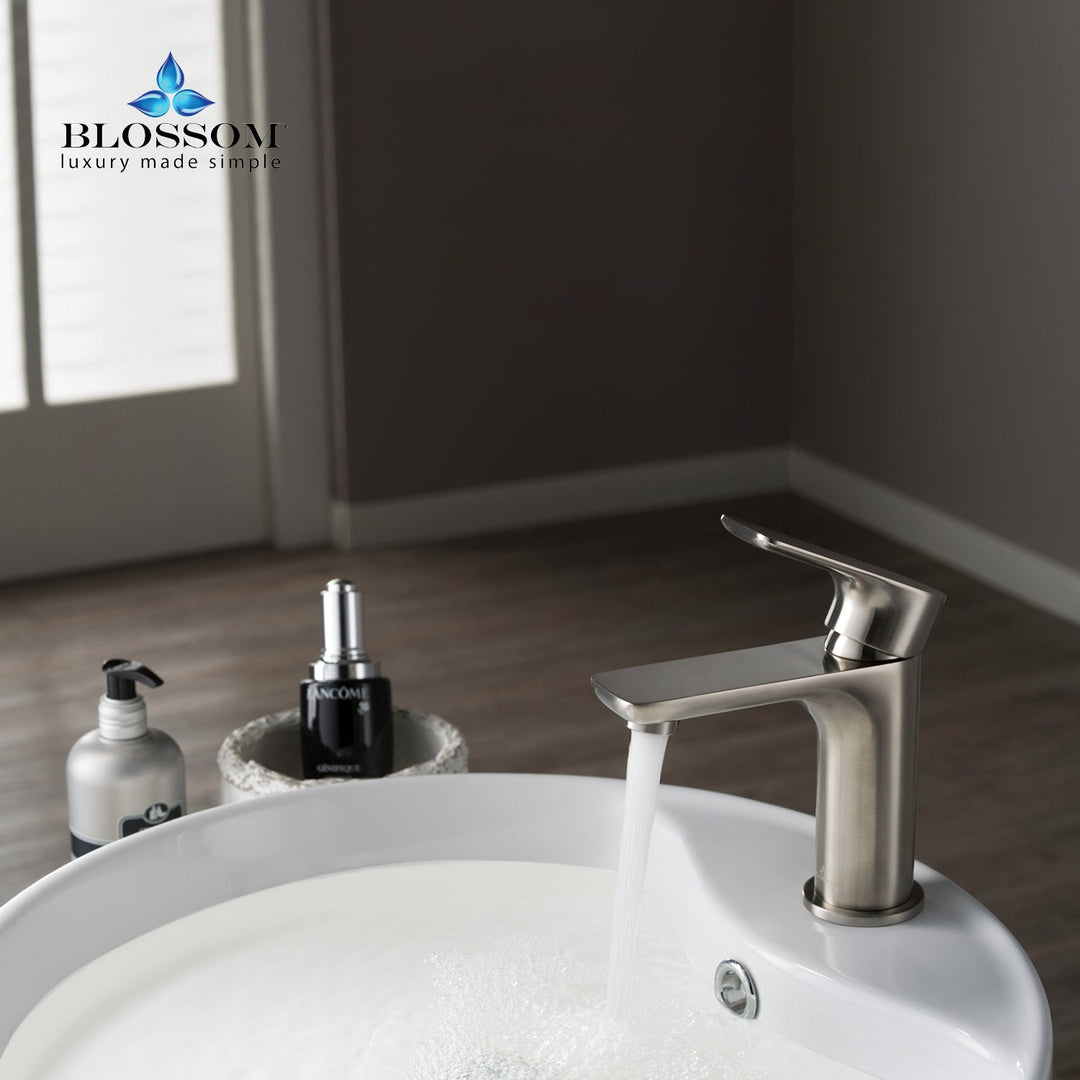 Single-Handle Single-Hole Bathroom Faucet in 120