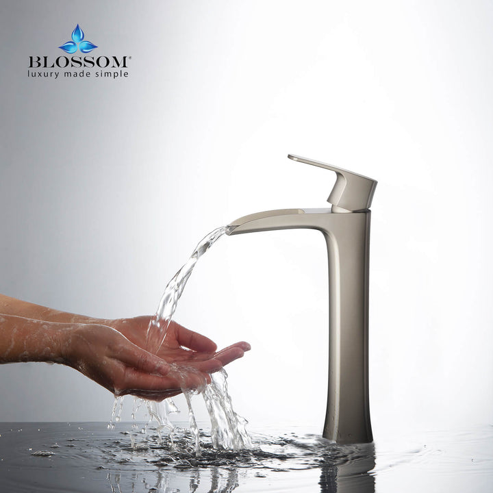 Single-Handle Single-Hole Bathroom Faucet in 305