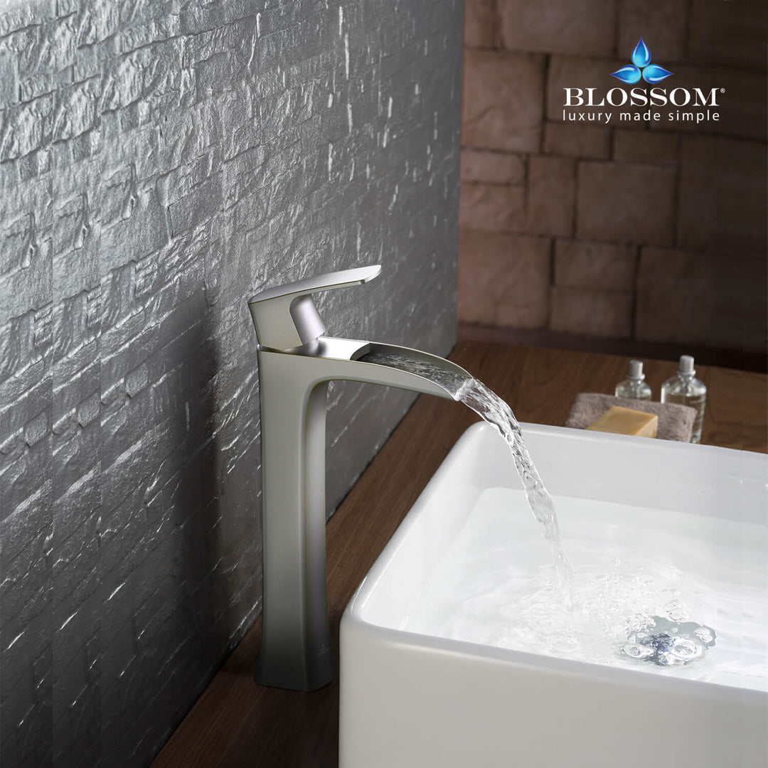Single-Handle Single-Hole Bathroom Faucet in 305